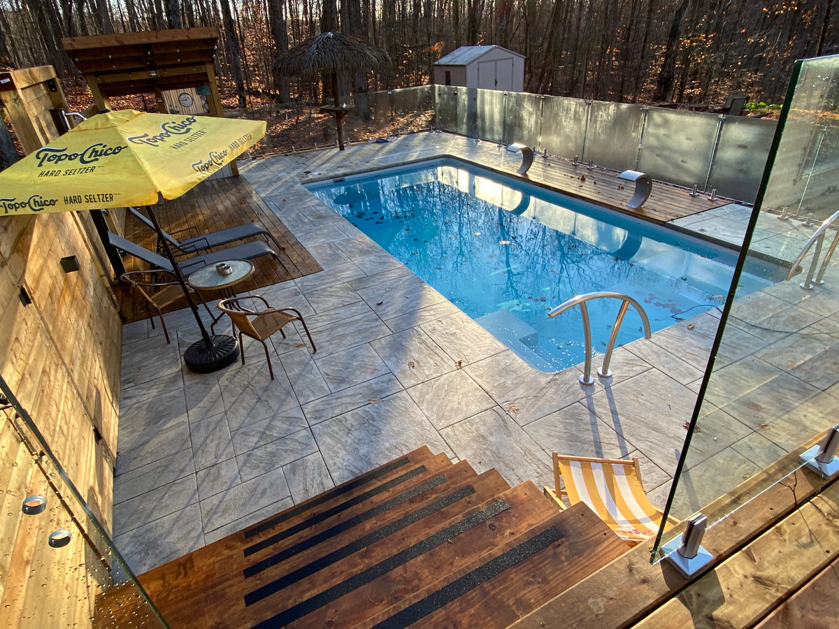 Piscine à double escaliers Mova 14 x 28 avec fond incliné