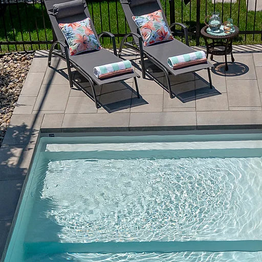 Larimar - Piscine 10' x 25' en fibre de verre Azoria