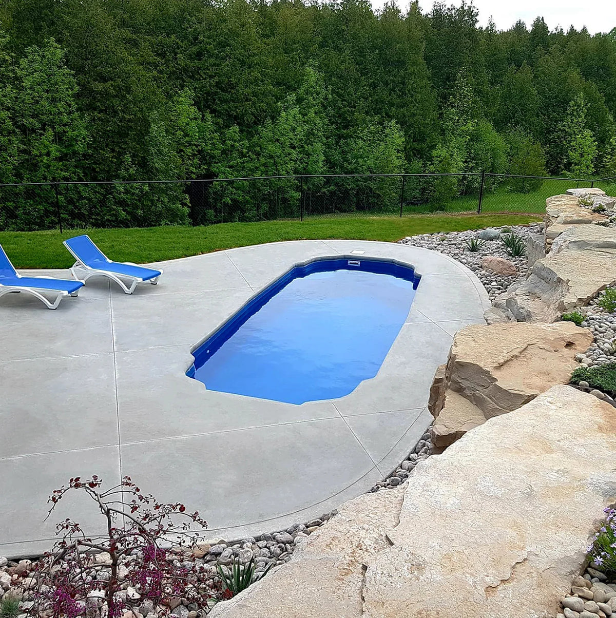 Roseway - Piscine 10' x 24' en fibre de verre Azoria