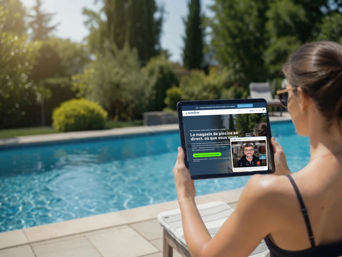 Cliente au bord de sa piscine en appel vidéo BeamCart sur piscinesbarracuda.com