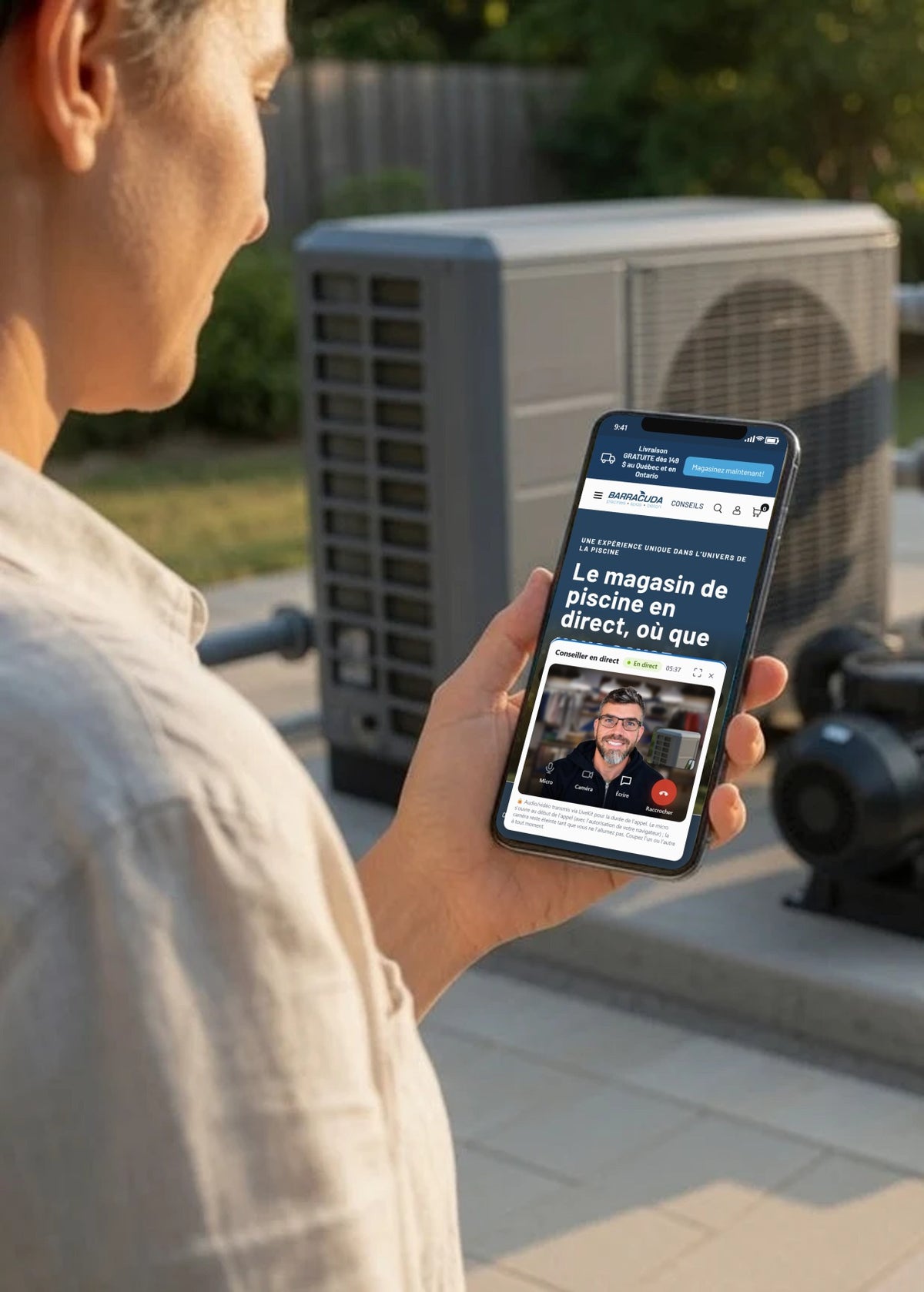 Client près de son équipement en appel vidéo BeamCart sur piscinesbarracuda.com